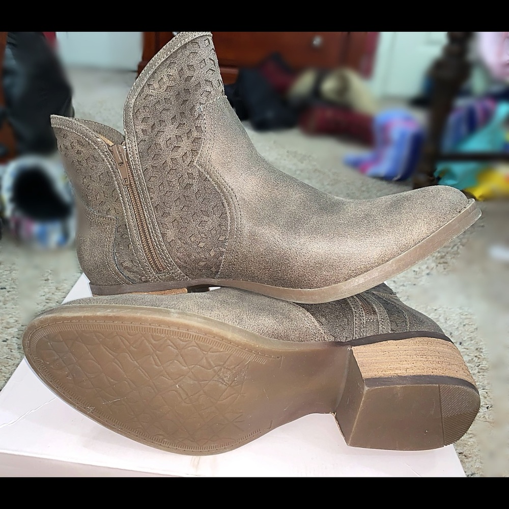 NWOT-Evie booties-Taupe. Size: Us 10 EUR 42 CM 26
